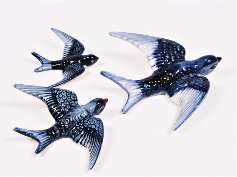 Porseleinen wanddecoratie : 3 blauwe zwaluwen